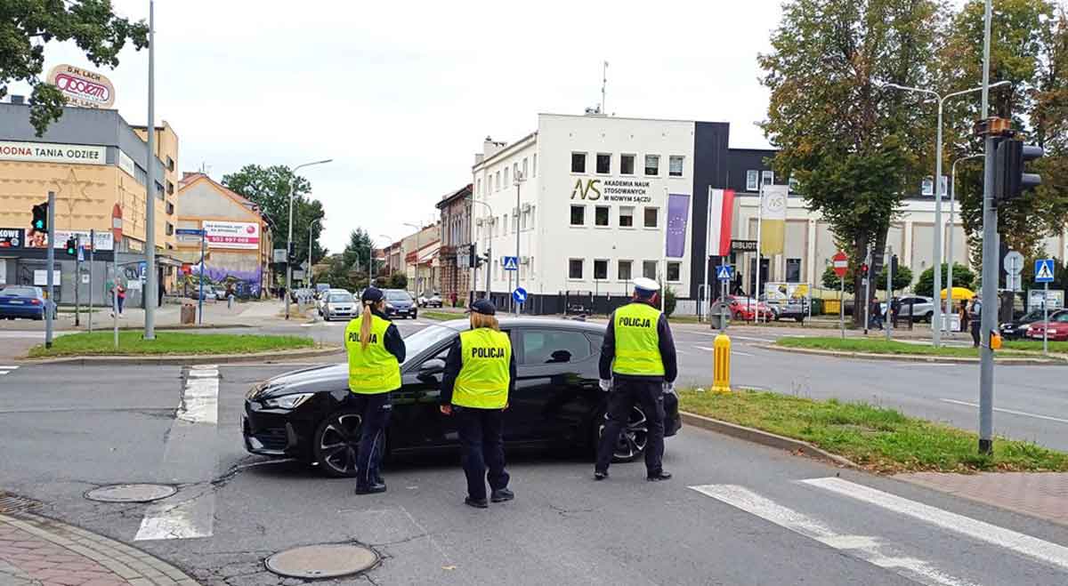 policjanci blokują wjazd na ulicę Grodzką