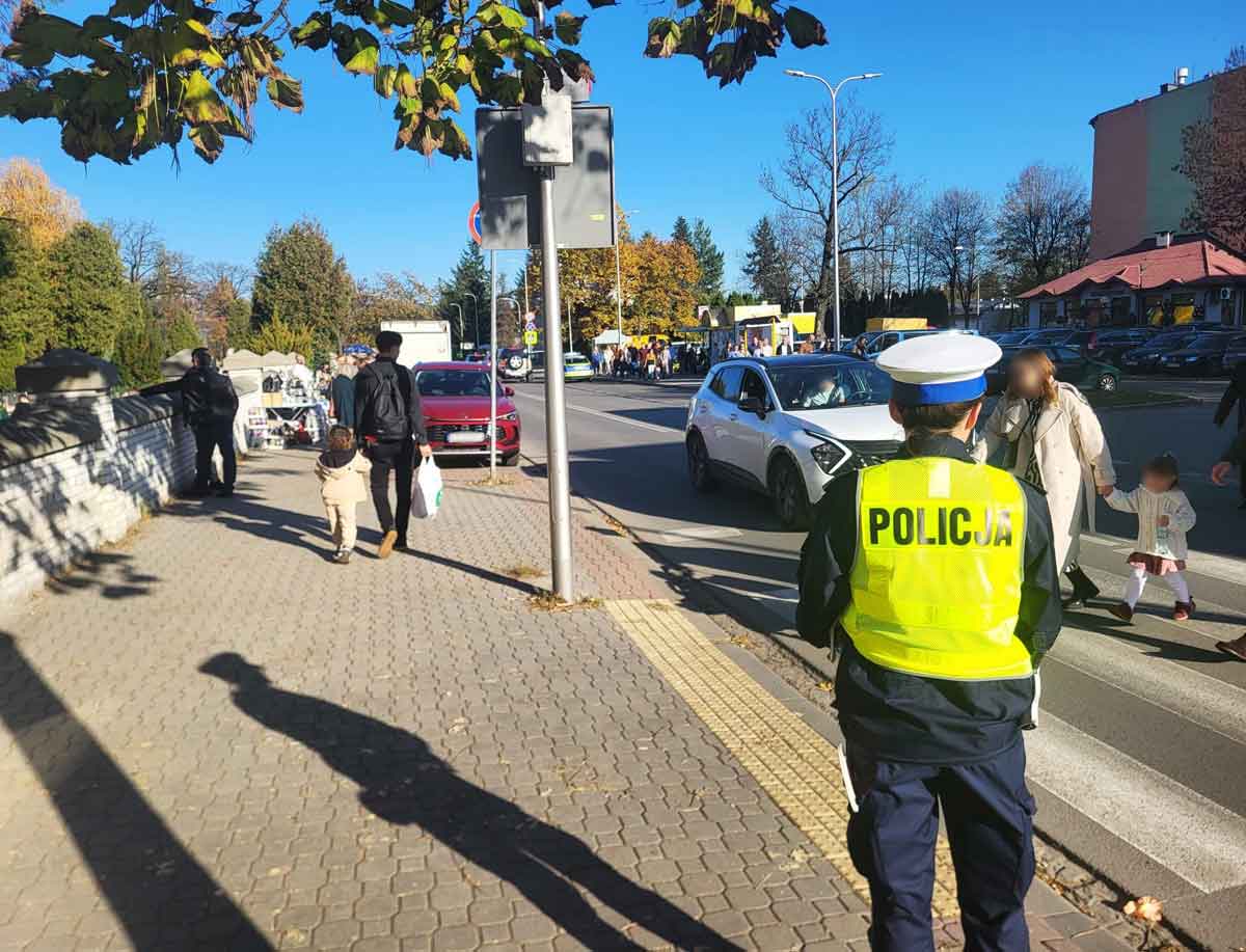 policjantka w rejonie cmentarza przy przejściu  na ul. Rejtana w Nowym Sączu