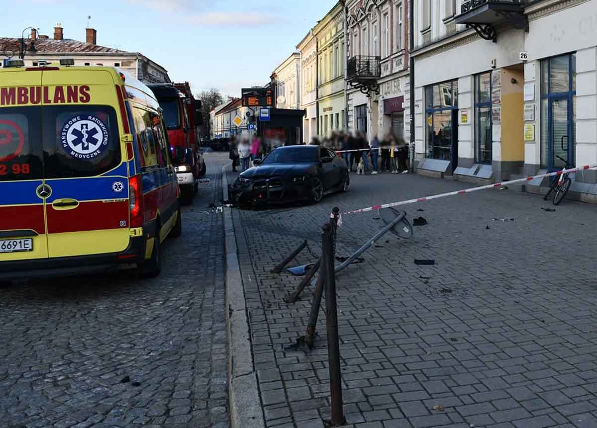 Rynek, wypadek BMW w Nowym Sączu