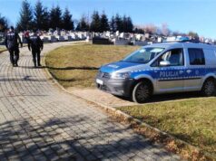 wszystkich świętych działania policji - policjanci na patrolu w pobliżu cmentarza