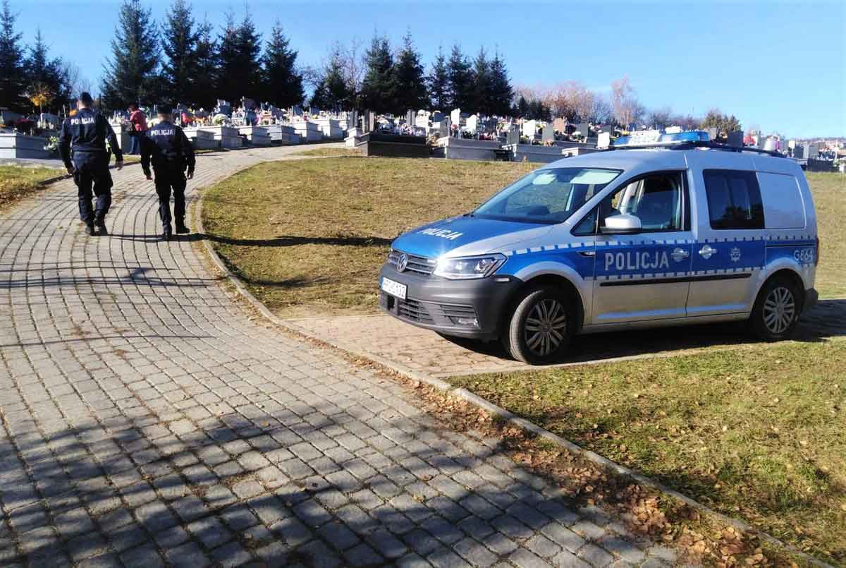 wszystkich świętych działania policji - policjanci na patrolu w pobliżu cmentarza